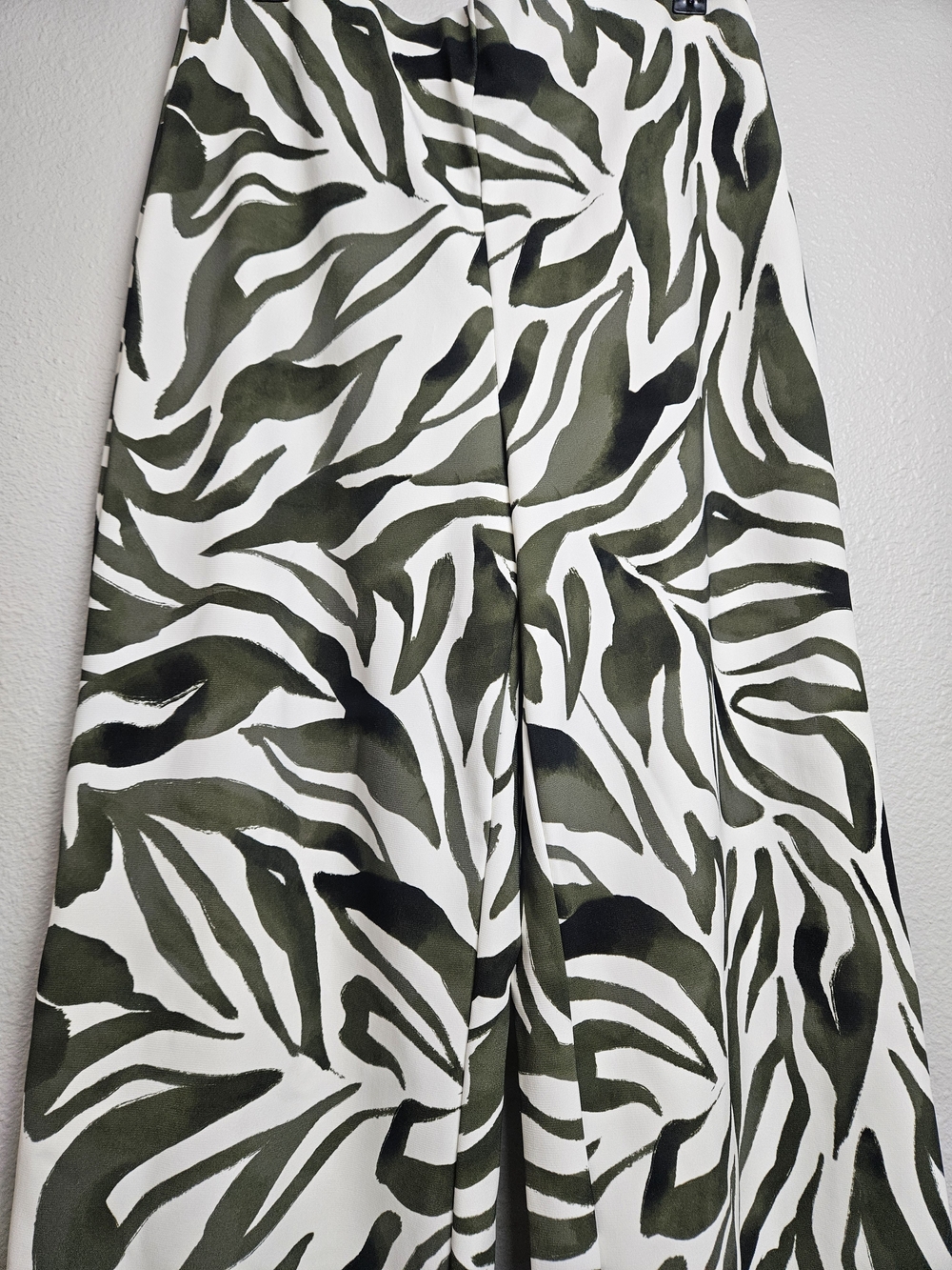 Boston Proper Olive & White Zebra-Print Wide Leg Pants Size M - Picture 2 of 5